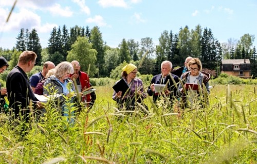 Lauksaimnieki apgūst zinības par savu zālāju augiem