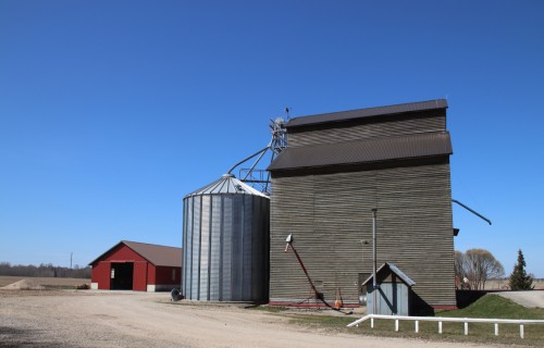 Lauksaimniekiem, zivsaimniekiem un kooperatīvajām sabiedrībām plāno atvieglot prasības ražošanas ēku celtniecībai