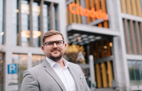 Būtiskākais pasaules ekonomikā: pasaulē uzlabojas ražošanas sektora noskaņojums, centrālās bankas atstāj likmes nemainīgas