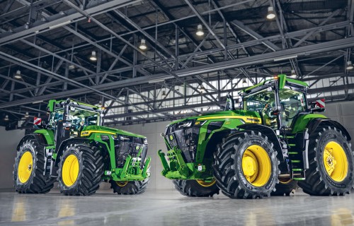 Trīs jauni John Deere 8. sērijas traktori