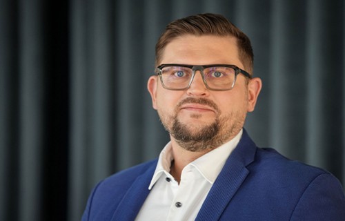 Globālā ekonomika bremzējas: pieprasījums turas, bet izmaksas un inflācija kāpj