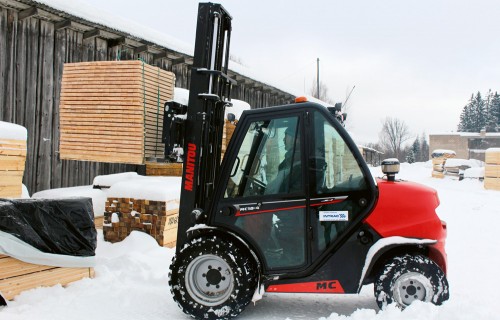 Alūksnē kokzāģētavā ripo Latvijā pirmais Manitou MC 18–4 pilnpiedziņas iekrāvējs